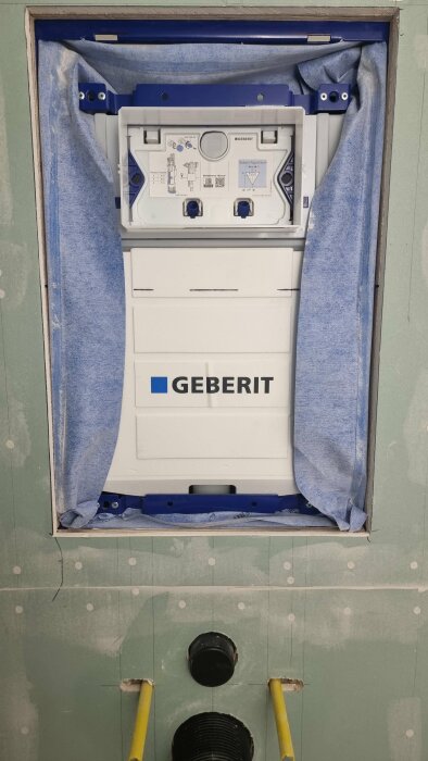 Installationsvy av Geberit Duofix Sigma WC-fixtur med veckat tätskikt synligt bakom inbyggd cistern i ett renoverat badrum.