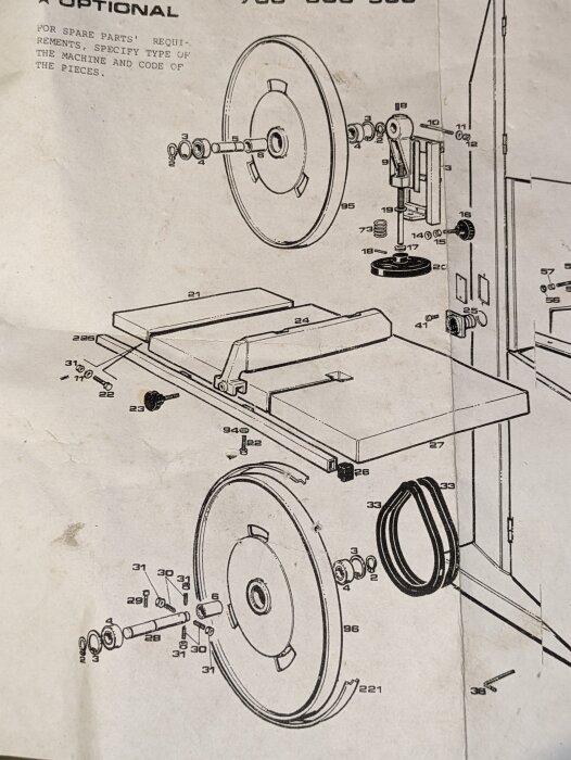 Föråldrad teknisk ritning av en maskins delar med etiketterade komponenter, inklusive hjul och axlar.