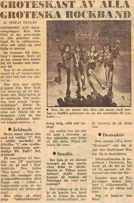 Utdrag ur tidningsrecension med bild av bandet Kiss i full scenutstyrsel ifrån 1976.