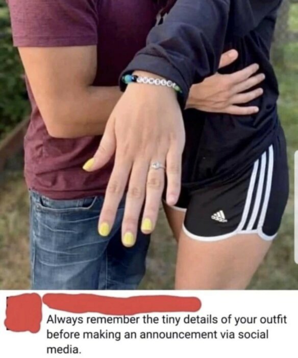 Två personer kramas, hand med förlovningsring i förgrunden, med text om outfitdetaljer.