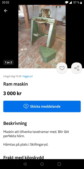 Grön maskin för tillverkning av tavelramar står på ett tegelgolv i ett rum under renovering.