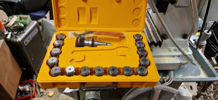 Förvaringsväska med uppsättning av borr och ER32 spännhylsor för verktygshantering i verkstadsmiljö.