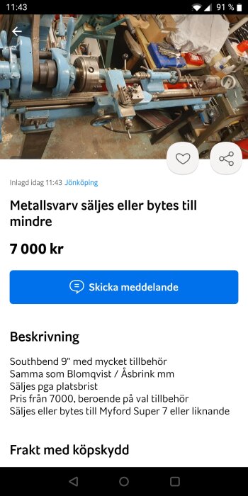 Blå svarv i verkstadsmiljö med verktyg och tillbehör, annonserad till försäljning för 7000 kronor.