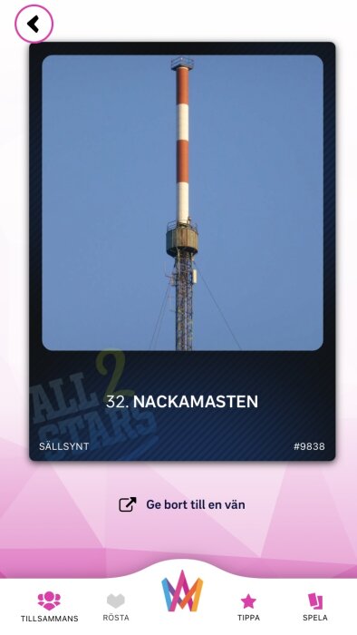 Hög mast med röd och vit färg under klarblå himmel, troligen en kommunikations- eller sändningsantenn.