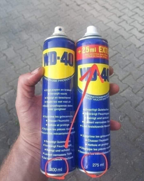 Två WD-40 sprayburkar, en märkt 300 ml och den andra "375 ml" som faktiskt är 275 ml med överstrykning.