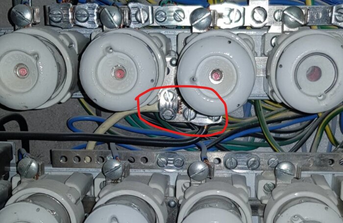 Elektrisk fasskena med säkringsdosor och anslutna kablar märkta med 6 mm² rekommendation.