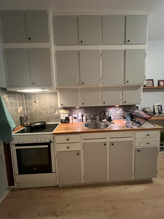 Nyrenoverade köksluckor med moderna knoppar i ett hemmakök.