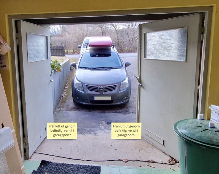 Bild på ett öppet garage med en bil parkerad utanför och frågetext om befintlig ventil för frånluft.
