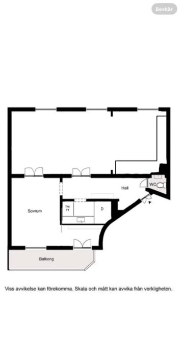 Svartvit planritning av en sekelskiftslägenhet med två rum och kök, balkong och ett litet badrum vid entrén.