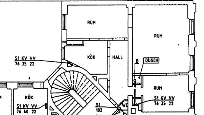 Ritning av en sekelskiftslägenhet med markerade rum, kök, hall och en trång dusch vid entrén.
