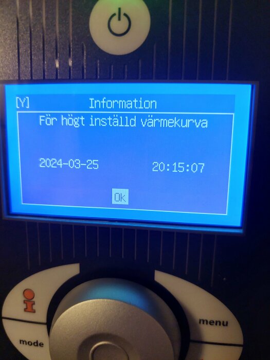Display på en IVT bergvärmepump med en notis om att värmekurvan är för högt inställd.