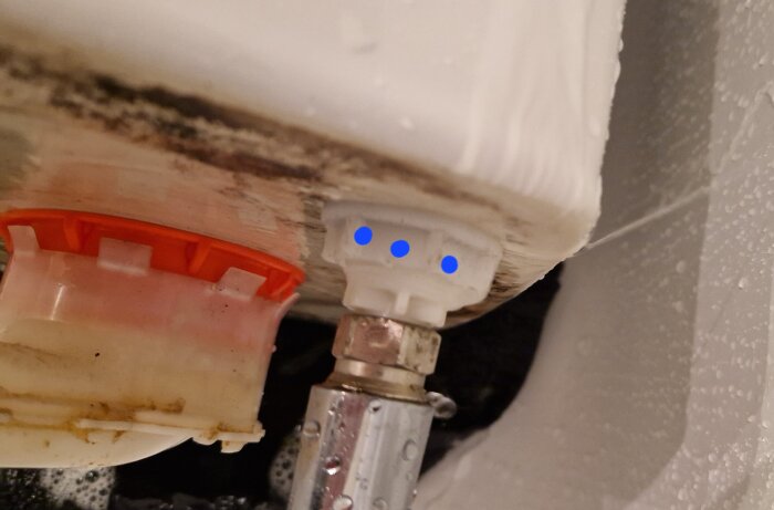 Vattenläckage vid blåprickad plastmutter på en ifö cera inloppsventil.