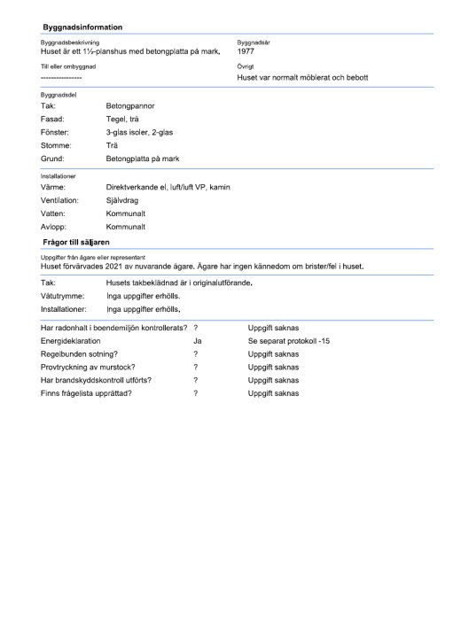 Dokument med byggnadsinformation för ett hus byggt 1977 med noteringar om tak, ventilation och uppvärmning; brister ej kända av säljaren.