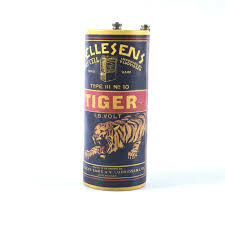 Hellesens Tiger batteri, blå och gul förpackning med tigerbild och text.