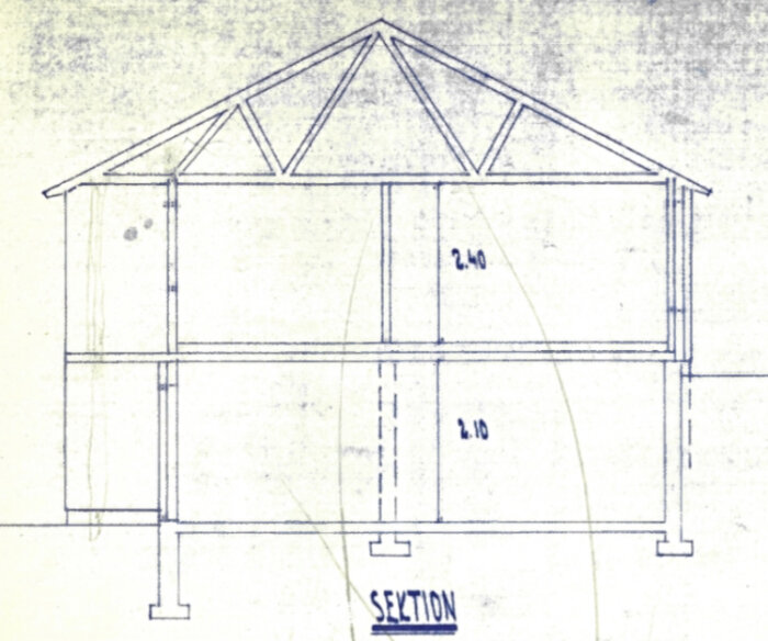 Sektion av ett hus med fackverkstakstol och måttangivelser, som visar potentiella bärande väggar.