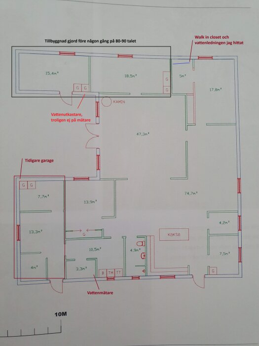 Ritning av husplanlösning som markerar plats för vattenmätare och tidigare vattentank under ombyggt garage till omklädningsrum.