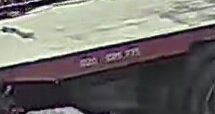 Suddig bild av fordon med delvis synligt telefonnummer "020 525 775" på sidan.