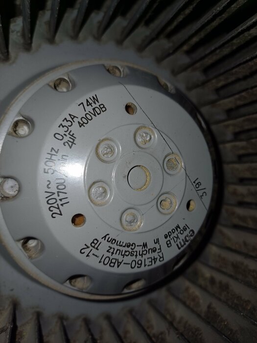 Bild på en fläktmotor med tekniska specifikationer, i fokus är etiketten med modellnummer EBM R4E160-AB01-12.