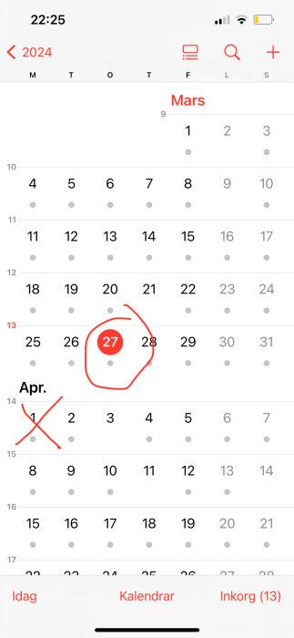 Skärmdump av en kalenderapp markerad på den 27 mars med en röd cirkel och en avkryssad dag i april.