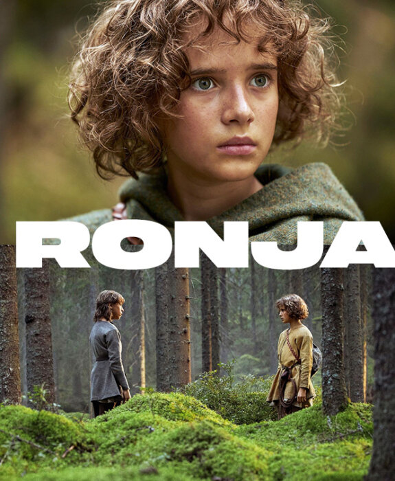 Affisch för TV-serien "Ronja" med ung skådespelare i skogsmiljö och serietiteln i stor text.