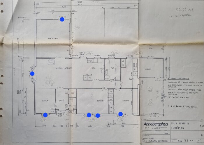 Ritning av enplanshus med markerade platser för tilluftventiler indikerade av blå punkter i sovrum och gemensamma ytor.
