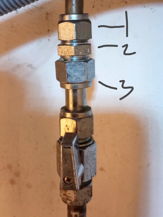 Rördelar och kopplingar märkta med 1, 2 och 3 för fråga om installation av köksblandare.