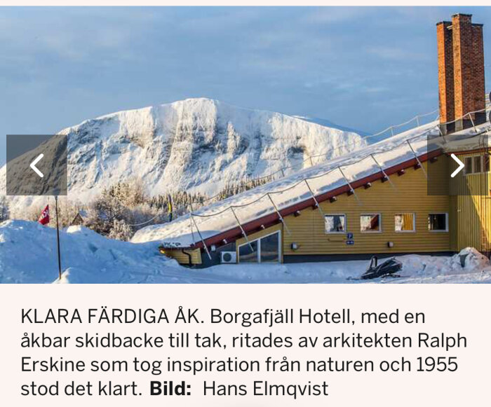Borgafjäll Hotell med sluttande tak inspirerat av skidbacke, designat av Ralph Erskine, mot snöklädd fjällbakgrund.