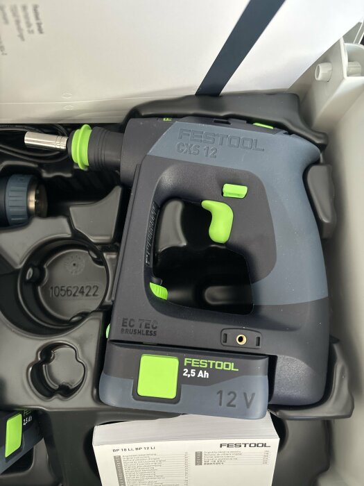 Festool CXS 12 skruvdragare med 2,5 Ah batteri i förvaringsväska, närbild som visar varumärket och batteriinformationen.