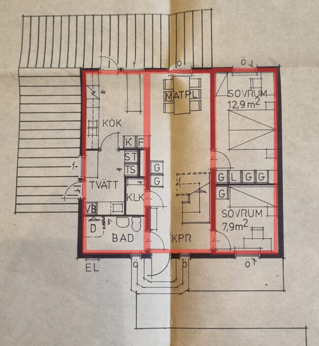 Arkitektritning av en husplan med markerad bärande vägg där en dörröppning planeras.