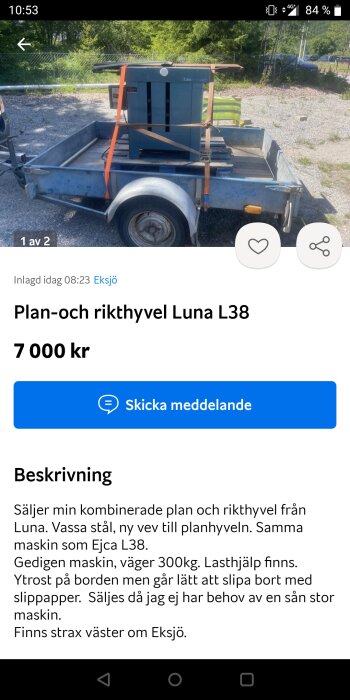 Plan- och rikthyvel Luna L38 surrad på ett släpvagnsflak.