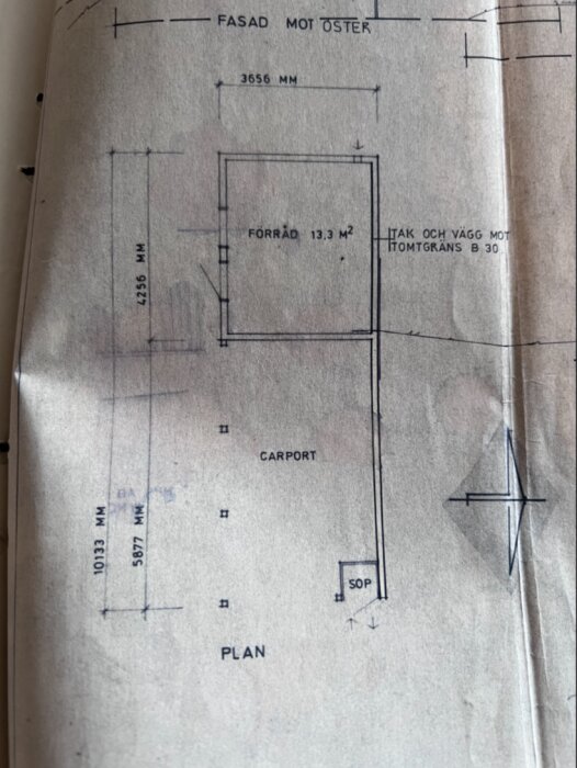 Detaljerad planritning av en carport med måttangivelser och markering av förvaringsutrymme.