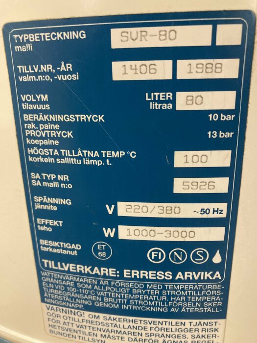 Etikett på en äldre Wasatherm VVB från 1988 med tekniska specifikationer, 80 liter, max 10 bar tryck.