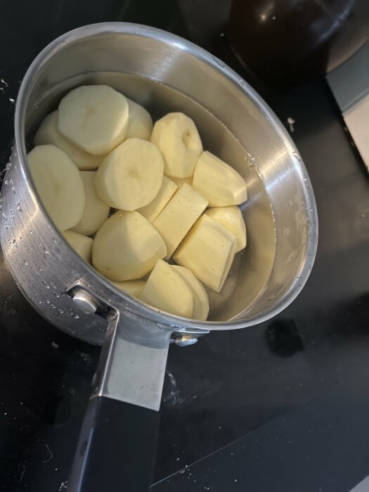 Skalad hemmaodlad potatis i kastrull redo för middag.