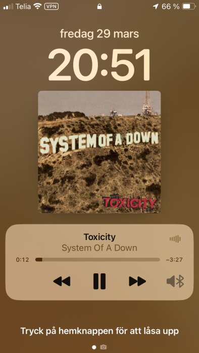 Skärmdump av System Of A Down's låt "Toxicity" som spelas på en mobilskärm med tidsstämpel och batteriindikator.