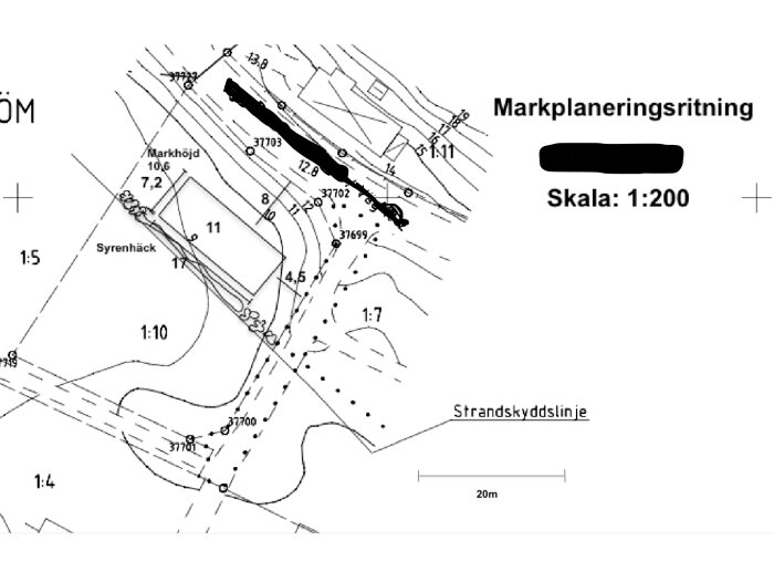 Markplaneringsritning med inskriven häck vid strandskyddslinje, benämnd "Syrenhäck", skala 1:200.