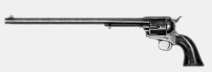 Svartvitt foto av en Colt 45 Peacemaker-revolver med utmärkande lång pipa.