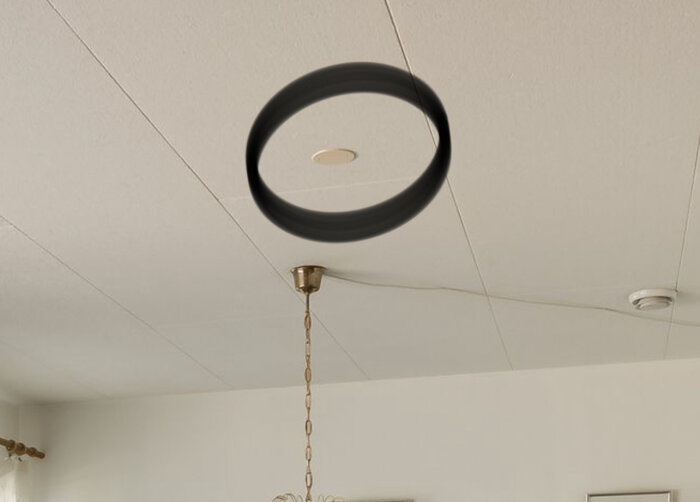 Nylagt gipstak med inzoomning på en övermålad eldosa.