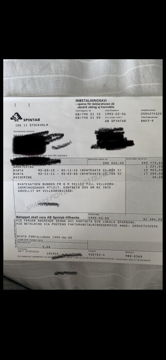 En inbetalningsavi för amortering och ränta på ett lån, från 1993, med överkryssade personuppgifter.