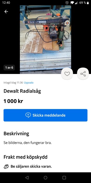 Använd Dewalt radiärsåg på trägolv utomhus med sågspån runt sig.