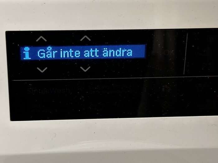 Tvättmaskinsdisplay med texten "Går inte att ändra" och diverse oskarpa ikoner.