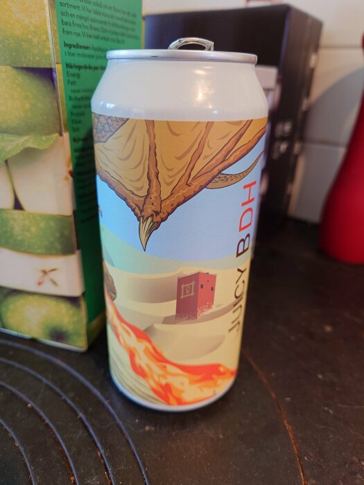 En ölburk med etiketten "Juicy BDH" från 5Mans bryggeri, med en illustration av en humle och landskap.