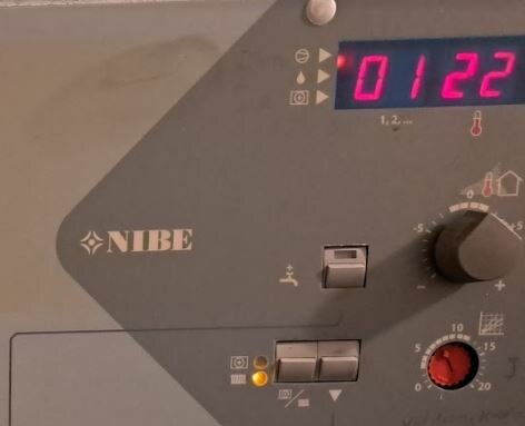 Nibe FIGHTER 310P värmepumpens display visar vattentemperaturen 22 grader, reglage synliga.