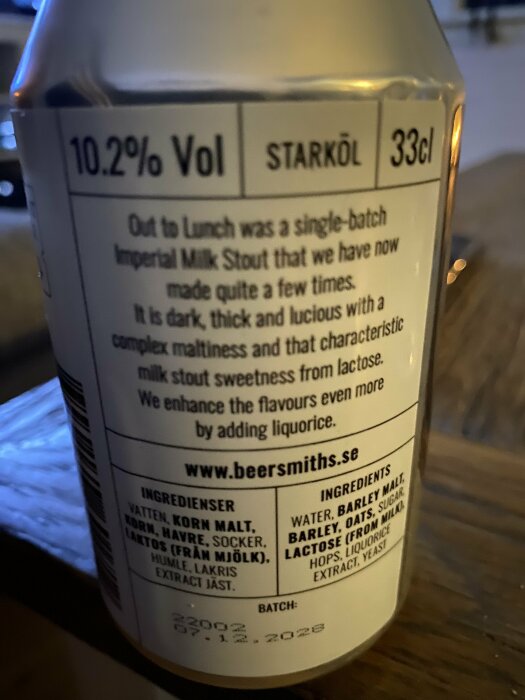 Etikett på en ölflaska som visar styrka 10.2% Vol och ingredienser för en Imperial Milk Stout.