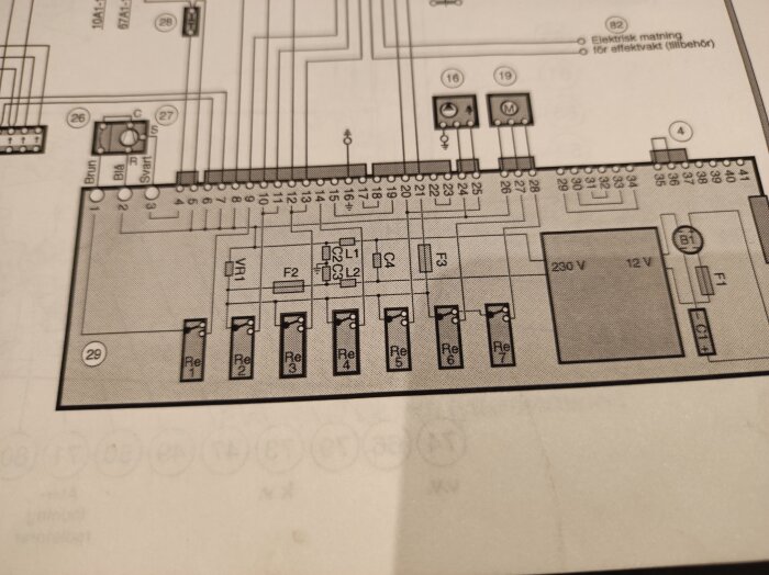 Elektriskt schema med fokus på anslutning 27 märkt med brun, blå och svart färg uppe till vänster.