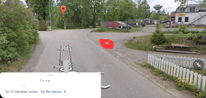 Panoramavy över en korsning med ett rött område markerat som sökposition och en kartnål.