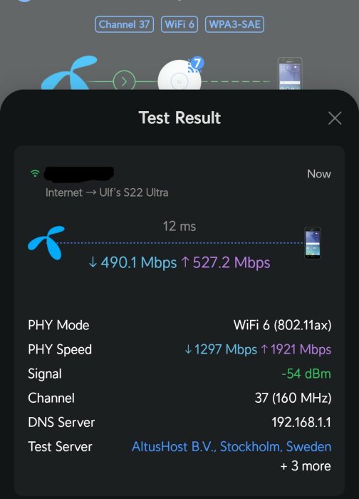 Skärmdump av Wi-Fi-testresultat som visar en hastighet på 490.1 Mbps ner och 527.2 Mbps upp på en enhet ansluten till ett hemnätverk.