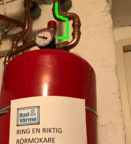 Rörinstallation med expansionskärl, manometer och föreslagna ändringar markerade i grönt