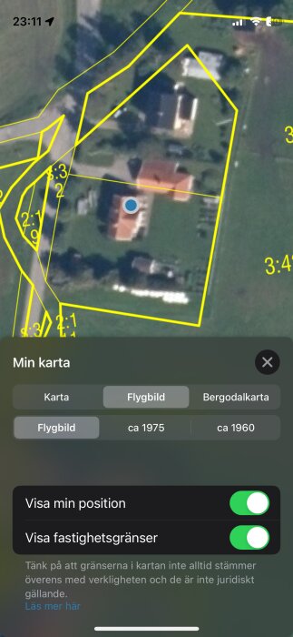 Luftbild över en fastighet med markerade gränslinjer och en varning att kartgränser kan skilja från verkligheten.