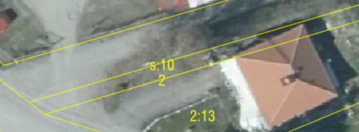 Luftbild av en fastighet med markerade gränser och indikation av särskild samfällighet (S:10).