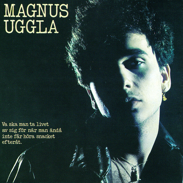 Sidoprofil av en man med mörkt hår och örhänge, delvis i skugga, mot en mörk bakgrund, med texten "Magnus Uggla".